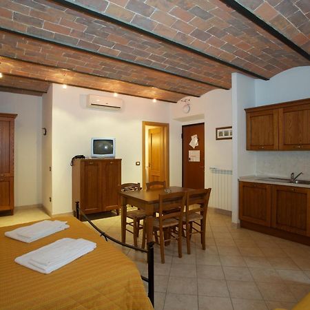 Aparthotel Oasi Del Grillo Castelnuovo Berardenga Habitación foto